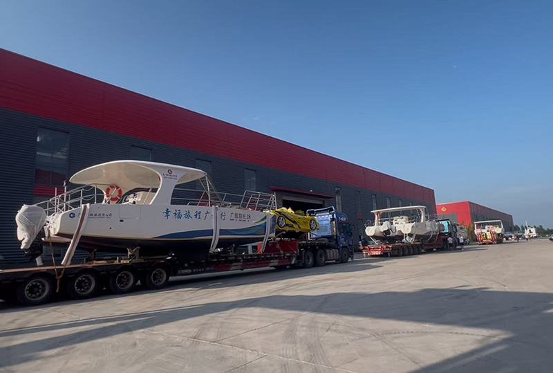 LAWADA доставила три катамарана, два автомобиля для водных видов спорта и два гидроцикла для живописных мест